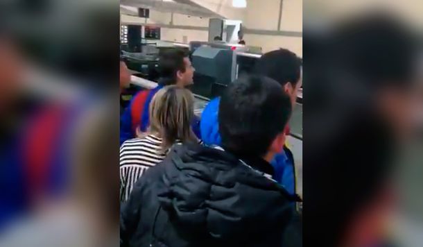VIDEO: El reclamo de los hinchas del Barcelona a Messi en el aeropuerto de Liverpool