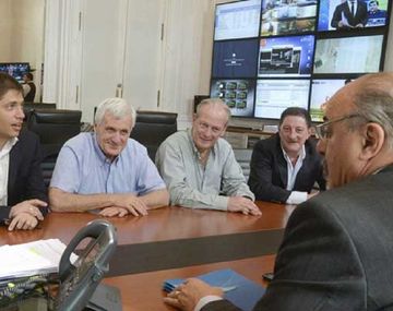 {altText(Archivo,#Paritarias2015 El Gobierno pactó con gremios afines una suba del 27% en 2 cuotas)}