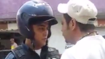 pelea entre policia y motociclista pelea entre policia y motociclista