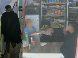 el ladron de la capa quiso robar un kiosco, la empleada lo amenazo con un cuchillo y huyo haciendole burlas el ladron de la capa quiso robar un kiosco, la empleada lo amenazo con un cuchillo y huyo haciendole burlas