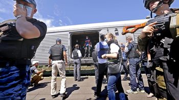 los cuerpos del avion malasio quedaron al resguardo de expertos internacionales los cuerpos del avion malasio quedaron al resguardo de expertos internacionales