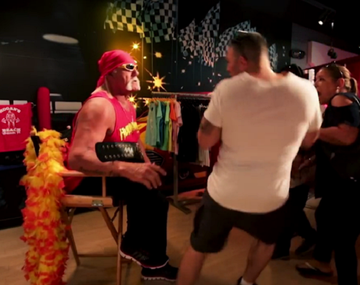 Hulk Hogan se hizo pasar por su propia estatua de cera para asustar a la gente