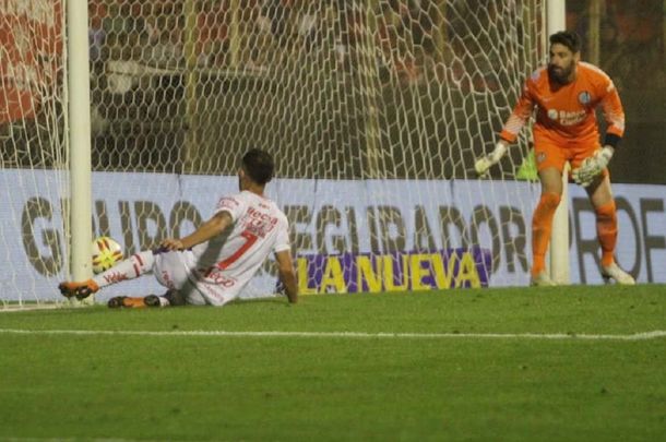 Franco Fragapane marca el empate ante la mirada de Nicolás Navarro