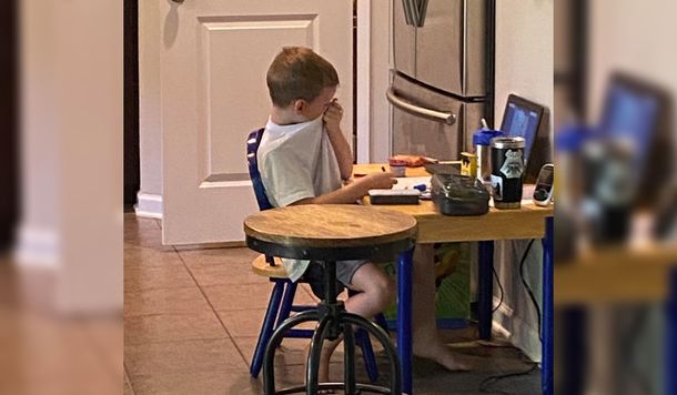 La foto de un nene llorando en una clase virtual que se hizo viral
