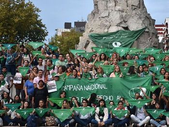 La echaron  de un boliche porque tenía el pañuelo verde atado a la riñonera