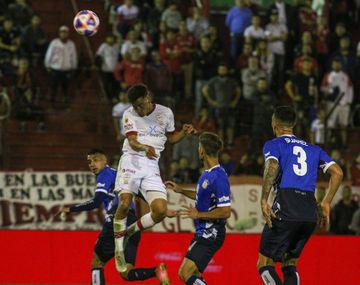 Talleres se impuso ante Huracán y espera una derrota de River para seguir vivo