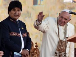 el papa llego a bolivia y fue recibido por evo morales el papa llego a bolivia y fue recibido por evo morales