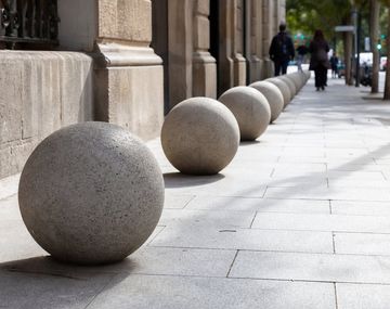 Los bolardos de cemento se colocaron en puntos estratégicos para separar la calzada vehicular de las zonas peatonales.
