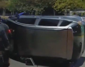 Impresionante choque y vuelco en Villa Soldati dejó tres heridos