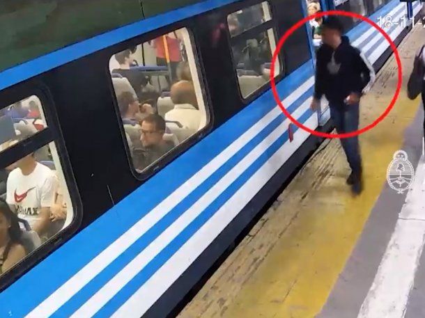Video: robó un celular en el tren y fue detenido antes de escapar