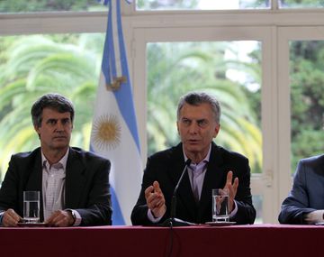 Junto a Prat Gay y Schiaretti, el presidente Mauricio Macri cargó contra los gremios que realizan medidas de fuerza
