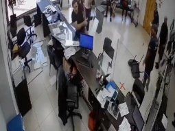 Relato salvaje: fue a hacer un reclamo en la oficina de Energía y destrozó todo