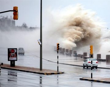 Alerta roja por un fuerte temporal en Uruguay: un muerto