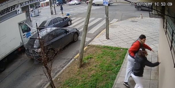 VIDEO: Una pareja casi es atropellada durante una impactante persecución