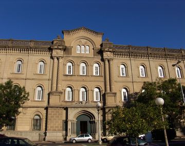 Fachada del colegio Inmaculada Concepción, en Santa Fe