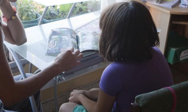 Madre debe mandar a su hija al colegio, pero no quiere: No me pueden obligar