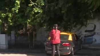 video: perdio el control al salir de una estacion de servicio y se incrusto en un paredon video: perdio el control al salir de una estacion de servicio y se incrusto en un paredon