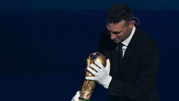 emocionante: scaloni ingreso al sorteo del mundial con la copa del mundo emocionante: scaloni ingreso al sorteo del mundial con la copa del mundo