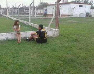 La pequeña Morena, charlando con el expulsado Pablo Jular