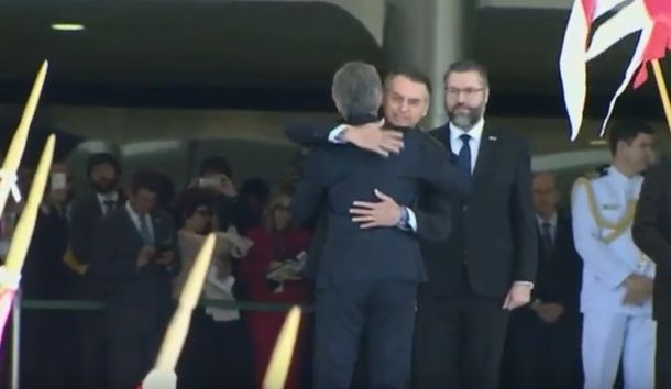 Bolsonaro recibió a Macri con un abrazo y se reunieron en Brasilia