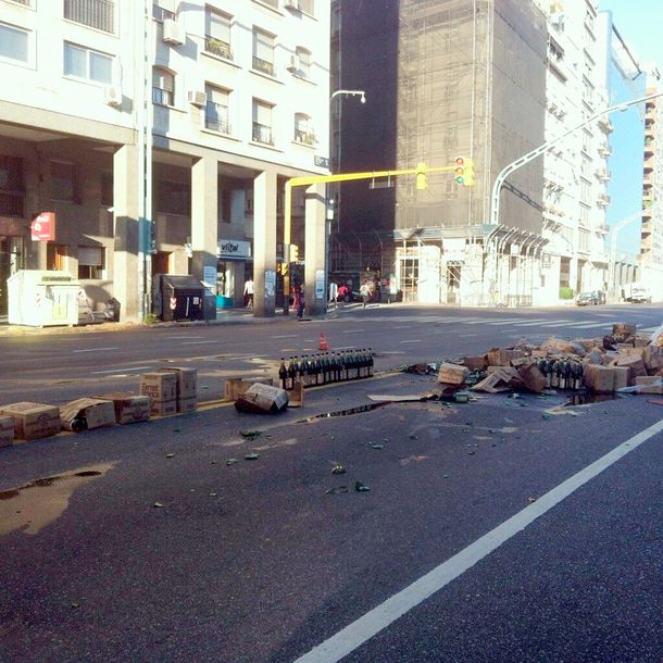 Un camión volcó su carga de fernet en plena Avenida Del Libertador