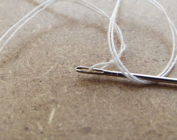 Este truco casero de TikTok explica, en simples pasos, como enhebrar una aguja sin estrés y de manera rápida.&nbsp;