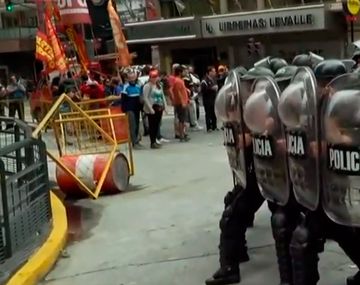 La policía se enfrenta a un grupo de manifestantes en Corrientes y Callao