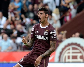 Lanús lo dio vuelta con un polémico penal