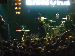 Cantante de una banda de rock se electrocutó en pleno show