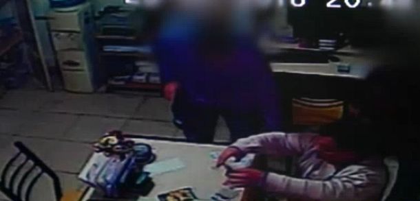 Velaban a un familiar y terminaron siendo rehenes durante un robo
