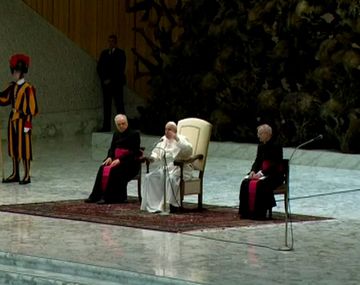 El gesto del Papa con una nena que interrumpió su audiencia de los miércoles