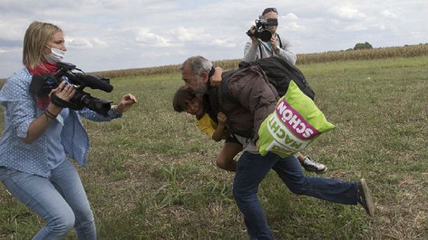 Un club de fútbol contrató al refugiado al que le pusieron esta zancadilla