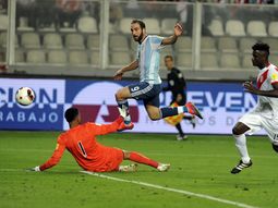 Así definió Gonzalo Higuaín para marcar su gol frente a Perú. Así definió Gonzalo Higuaín para marcar su gol frente a Perú.