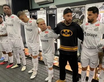Neymar apareció en el vestuario de Santos vestido de Batman