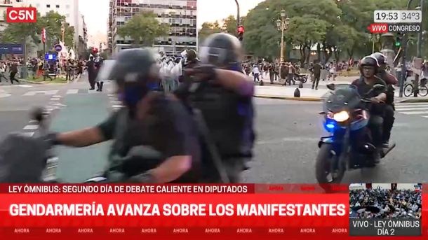 Represión en el Congreso: policías casi atropellan al periodista de C5N en vivo