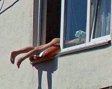 Toma sol desnuda desde una ventana y provoca un choque múltiple en la calle