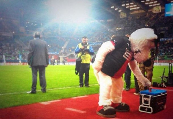 Una mascota salvó a Bielsa de quemarse otra vez con el café