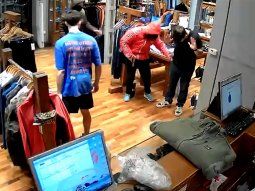 Dos delincuentes armados asaltaron un local de ropa, amenazaron a clientes y a una empleada. Foto: 0221. Dos delincuentes armados asaltaron un local de ropa, amenazaron a clientes y a una empleada. Foto: 0221.