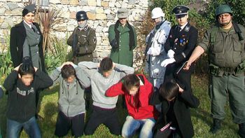 vestidos de nazis, simularon un fusilamiento en un festival de anime vestidos de nazis, simularon un fusilamiento en un festival de anime