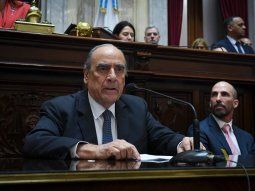 Guillermo Francos, dando su informe en el Senado.