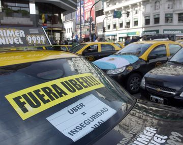 Caos en la Ciudad: taxistas vuelven a cortar calles en protesta contra Uber
