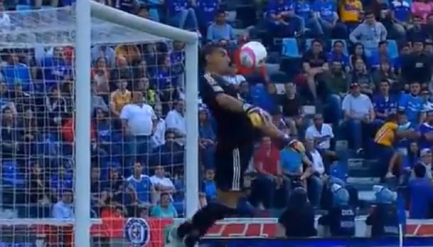 ¡Está loco! Mirá lo que hizo el arquero Nahuel Guzmán para evitar un gol