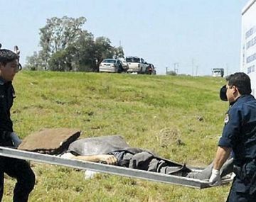 Personal policial retira al joven que fue alcanzado por un rayo