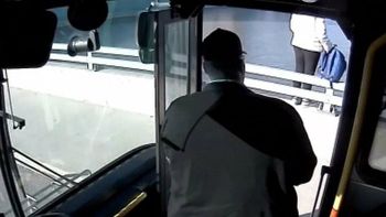 El chofer paró en su recorrido y evitó una tragedia El chofer paró en su recorrido y evitó una tragedia