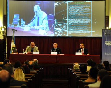 Zaffaroni acusa a opositores de incumplir la Constitución