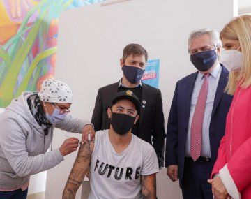 Alberto Fernández visitó una posta de vacunación en Florencio Varela