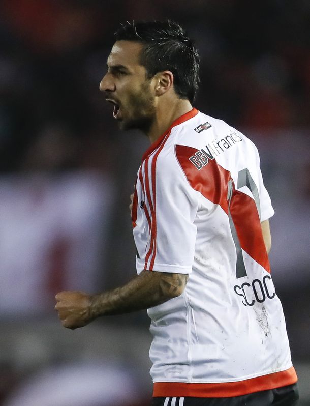 De villano a héroe: ahora los hinchas de River se rinden a los pies de Scocco