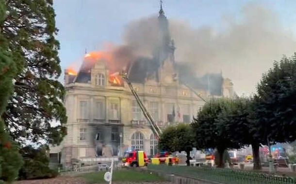 El edificio incendiado en Limoges.