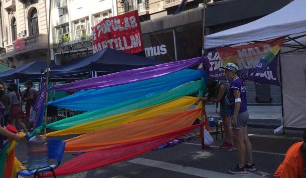La bandera LGBTIQ+ presente para apoyar a la