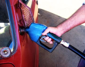 Los precios de la nafta bajarán un 5 por ciento